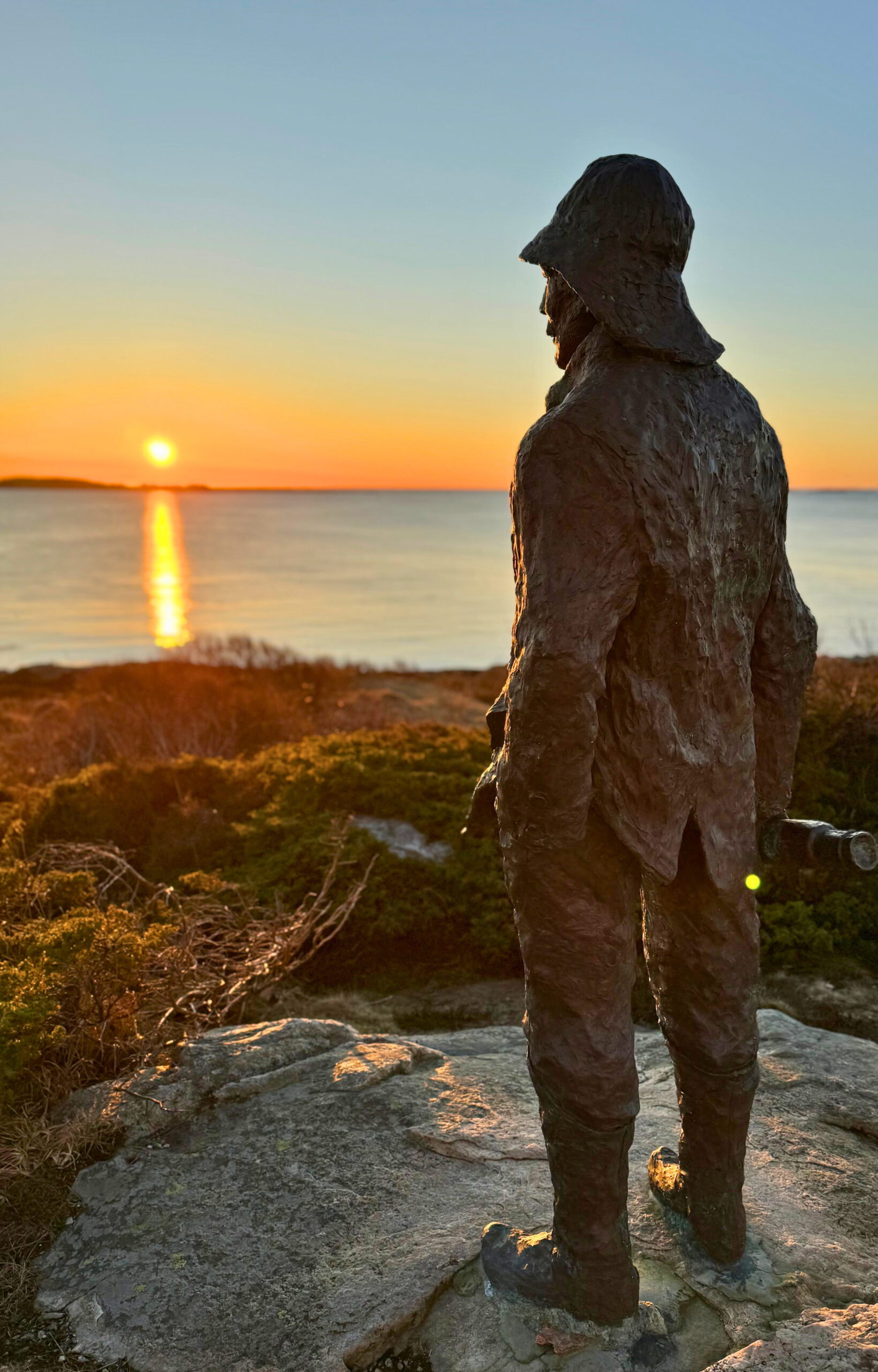 Den gamle losen i Tananger ser mot havet i solnedgangen
