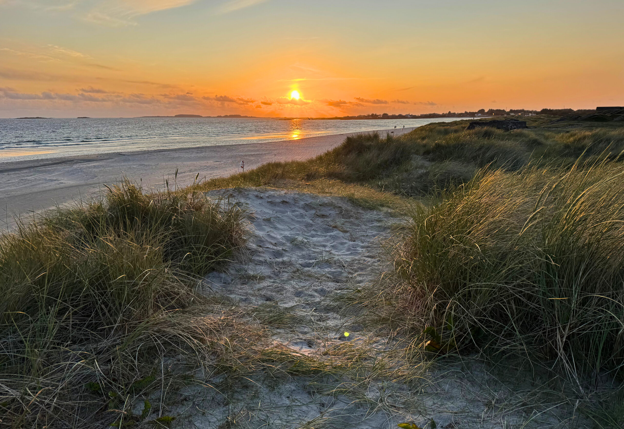 Solnedgang over Solastranden, med en sti gjennom sanddynene mot havet